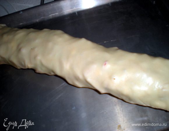 Максимально плотно начинаем сворачивать пиццу в рулет.Защипываем край и переворачиваем швом вниз.