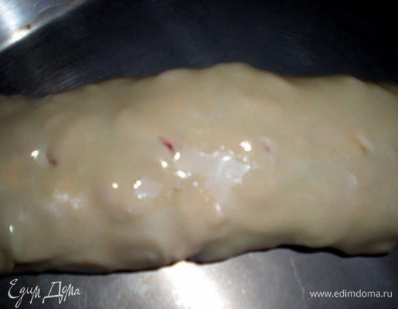 Противень смазать растительным маслом.Уложить рулет и сделать несколько проколов вилкой или ножом.Верх смазать растит.маслом,можно присыпать любимой приправки.