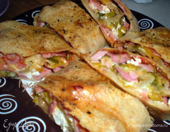 Выпекать при 220гр минут 20.Готовую пиццу нарезать на кусочки и можно взять с собой на пикник.