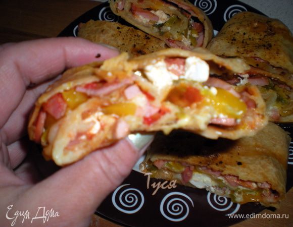 Опять же когда руки грязные,можно кусочек взять салфеткой,таким образом салфетка не вляпается в начинку,особенно если начинка получилась сочной.