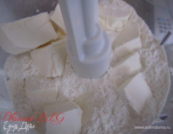 Муку, масло или маргарин, соль перетереть.