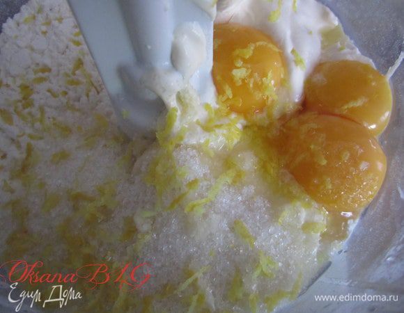 Добавить сахар, сметану, желтки.