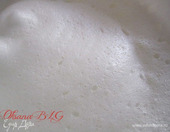 Белки взбить в пену.