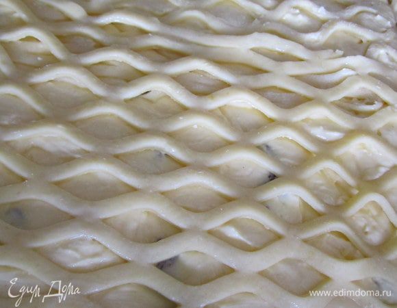 Выложить на тесто творог. Из оставшегося тесто сформировать полосочки сеточкой. если есть специальный ролик, можно с помощью него сделать сеточку на тесто. Тесто смазать белком.