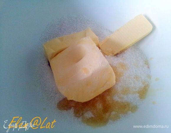 Натереть свежую морковь на очень мелкой терке.
размять сливочное масло с сахаром. Добавить тертую морковь, ванилин, соль, соду и муку и замесить тесто.