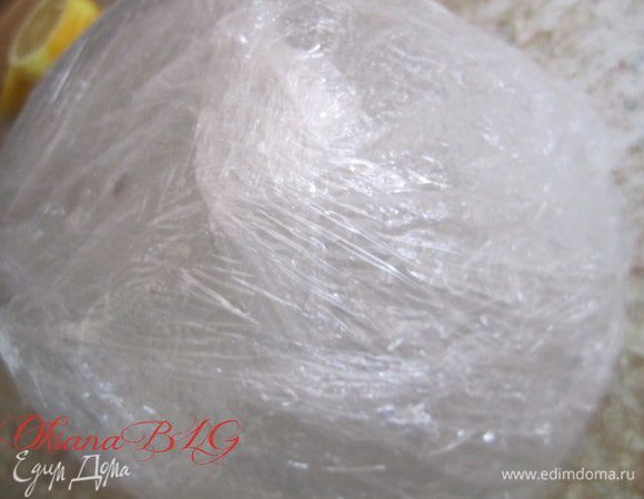 Миску обернуть пищевой пленкой. Можно поставить в холодильник на 5-10 минут, чтобы шоколад быстрее схватился.