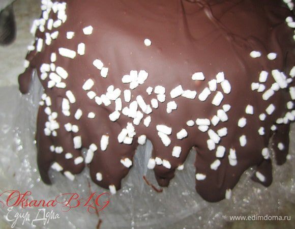 Залить на тарелку. По желанию украсить присыпкой. Поставить в холодильник на 10-15 минут.