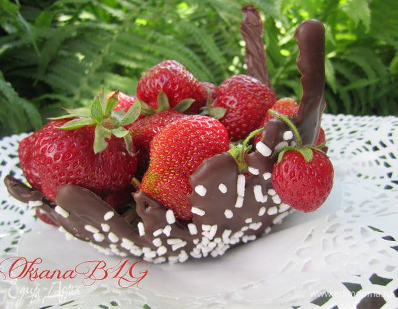 Выложить любые ягоды или конфеты в шоколадную вазочку.