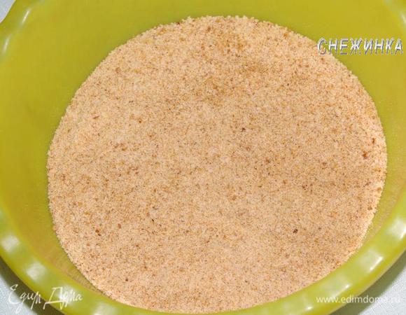 Сухари измельчаем в крошку, блендером или с помощью мясорубки.