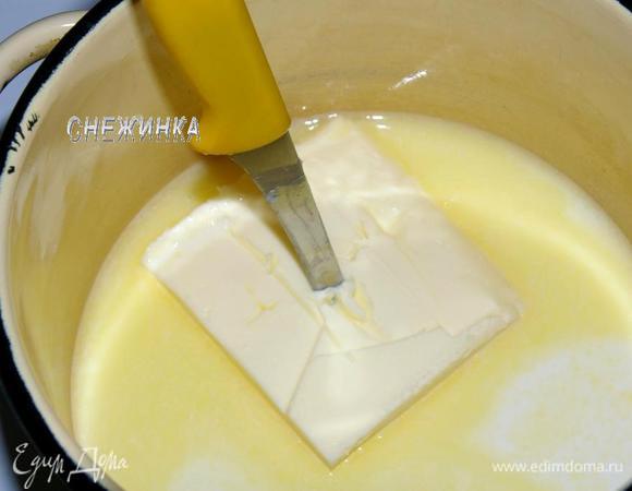 На огонь ставим кастрюльку или сотейник, в котором нагреваем молоко. Добавляем к нему масло, доводим до растворения, даем закипеть.