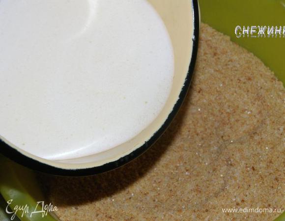 К сухим ингредиентам вливаем жидкие. Делаем это сразу же, пока масло с молоком горячие! Это дает возможность сахару раствориться.