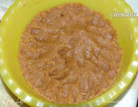 Хорошо вымешиваем, сначала ложкой, затем рукой.