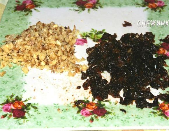 Так как решила я половину пирожных сделать с черносливом и орехами, я их измельчила.