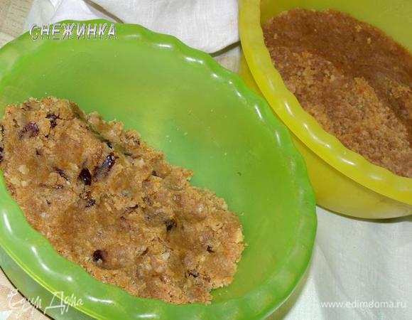 Тесто разделила на 2 части, в одну из них добавила чернослив и орехи. Оставляем готовую массу остыть. Она становится густой и прекрасно поддается лепке.