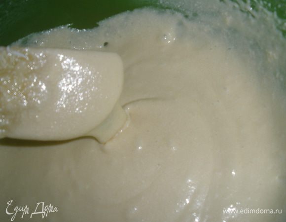 В эту смесь просеять муку с содой. Добавить ванилин. Все еще раз взбить. Получится тесто консистенции жидкой сметаны. Вылить его в разъемную форму 24 см, смазанную сливочным маслом. Выпекать 45 минут при температуре 190 градусов. Готовность проверять зубочисткой. 