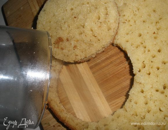 Теперь берем стакан или формочки и вырезаем заготовки для пироженок. Заранее советую наметить их расположение, чтобы не получилось слишком много "остатков". 