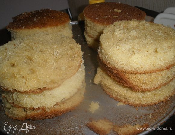 У меня получилось 12 ровных и одинаковых кружков. Как раз на 4 больших пироженки. 