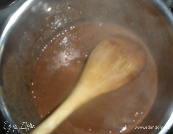 Для крема в теплое молоко добавить яйцо и сахар,муку и какао. Все размешать и варить до загустения на среднем огне.При это лучше всего крем взбить венчиком. Чтобы не было комков. 