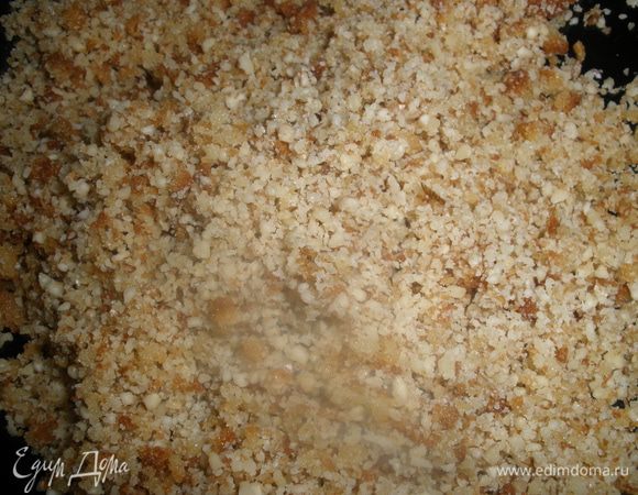 Орехи измельчить в блендере. Оставшиеся от коржа куски, также измельчить и смешать с орехами. Тут можно как угодно...или орехов побольше или крошек или одинаково. 