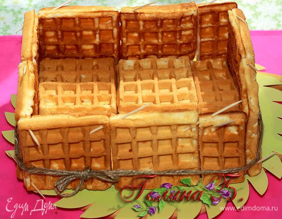 Из венских вафель делаем "лукошко".
Вафли скалываем зубочистками,
а вокруг связываем бечевкой.
На разделочную доску я положила спец. пластинку 
для тортов и на нее выложила "лукошко".
