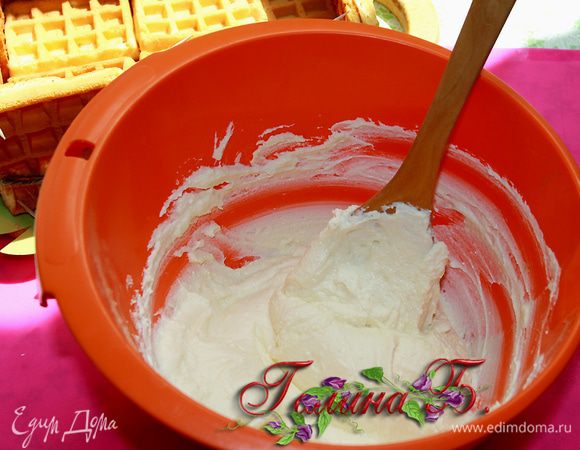 Делаем крем.
200 гр сливок взбиваем миксером, добавляем загуститель. 
Творог пропускаем через сито. 
Соединяем творог с сыром "Маскарпоне", 
добавляем сахар. пудру, 1 пакетик ванильного сахара 
и несколько капель ароматизатора. 
Получается однoродная густая масса.
Все это перемешиваем вручную деревянной ложкой.