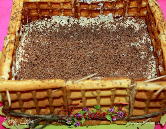 Потом выкладываем половину крема,
разравниваем и натираем на мелкой терке
слой шоколадной стружки.
