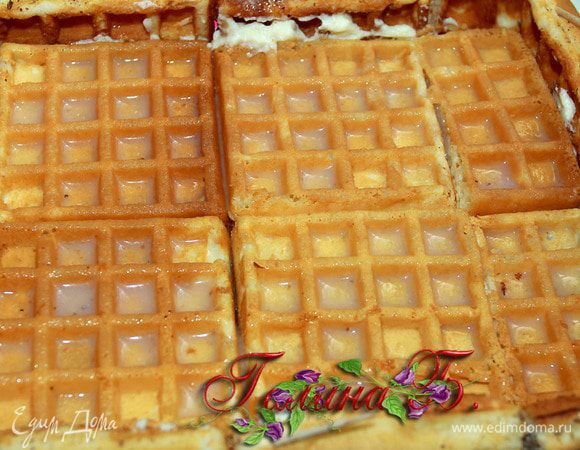 Выкладываем 2 слой вафель, пропитываем ликером,
выкладываем оставшийся крем,
потом слой кокосовой стружки.
Выкладываем 3 слой вафель, пропитываем ликером.
А вот последний слой - это чисто сливочный крем.
делаем его так -
200 гр сливок взбиваем с 1 ст л сах пудры
и 1 пакетиком ванильного сахара 
и 1 пакетиком загустителя для сливок.