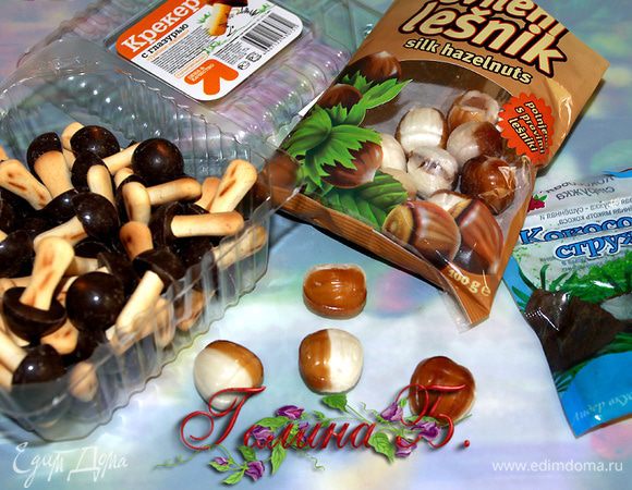 Выкладываем взбитые сливки и разравниваем.
Посыпаем зеленой кокосовой стружкой
- это будет "зеленая травка".Для украшения я использовала
крекеры - грибочки, карамель - орешки,
кедровые орешки, веточка мяты 
и одна ягодка клубники.