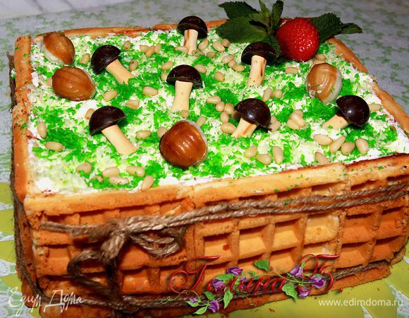 Получилось такое веселенькое "лукошко"  
с грибочками, лесными орешками и ягодкой.
Теперь ставим его в холодильник на несколько часов.

P.S. Не забудьте вытащить все зубочистки
и обвязать 2 раза бечевкой. 
