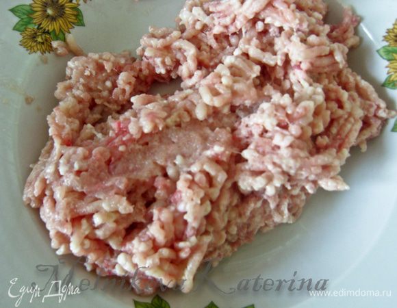 Куриное филе пропустить через мясорубку. 