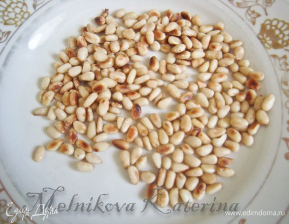 Кедровые орешки подсушить на разогретой сковороде. 