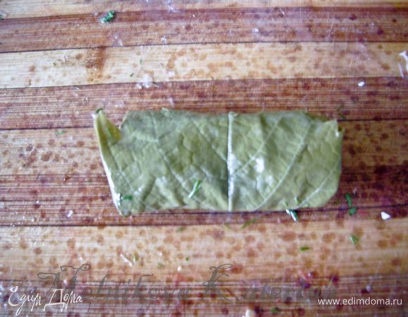 Свернуть в рулетик. Аналогично завернуть все листики. 