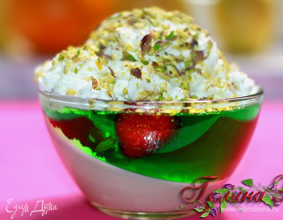 Панна котта с желе, взбитыми сливками и фисташками