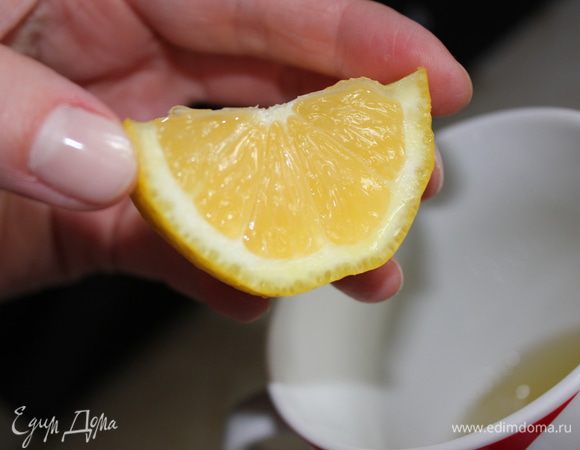 Мёд растворить в теплой воде. Для того чтобы мёд растворился, вполне  достаточно тёплой воды (НЕ КИПЯТКА!!! В слишком горячей воде мёд теряет свои целебные свойства).  Добавить сок лимона. Подавать охлажденным с кубиками льда. 