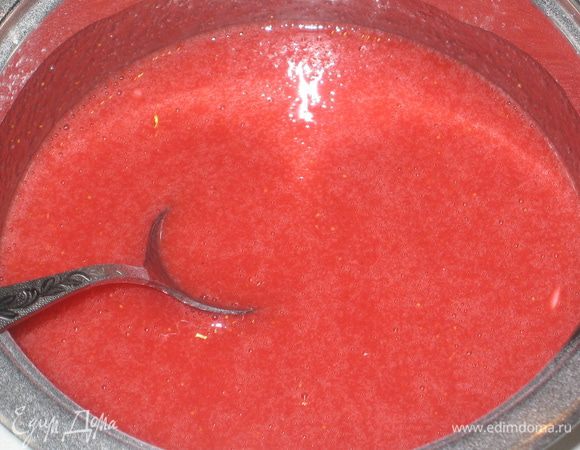 Перемешать сахар и крахмал…соединить с холодным клубничным пюре. Все хорошенько перемешать и поставить на слабый огонь минут на 5…постоянно помешивая, чтобы не образовывались комочки (как будто варите кисель)