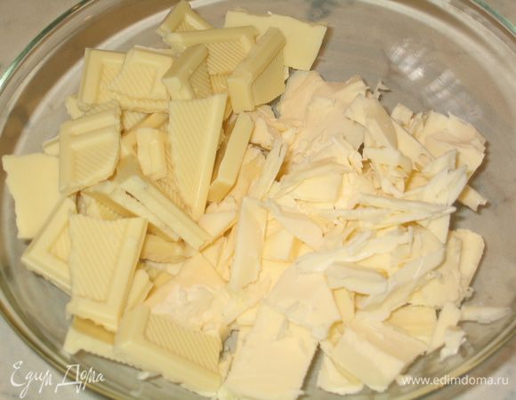 Шоколад разломать на кусочки, также порезать масло сливочное (несколько слов о белом шоколаде: кто не знает это очень капризный продукт, его не так легко качественно растопить, как обычный шоколад, т.к. он может расслоиться или просто превратиться в хлопья) Поэтому обязательно надо покупать качественный белый шоколад, с большим содержанием какао масла