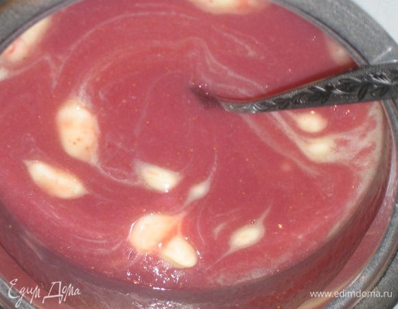 Добавить шоколад с маслом к горячему клубничному муссу и все перемешать, чтобы шоколад и масло расплавились