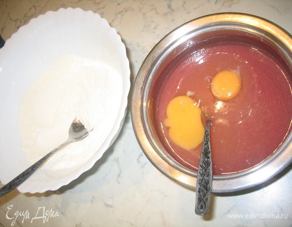 Добавить яйца и ликер, перемешать все вручную