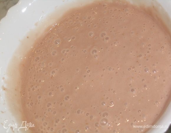 Отдельно просеять муку и разрыхлитель теста…добавить быстро к «мокрым» ингредиентам и все тщательно перемешать вручную