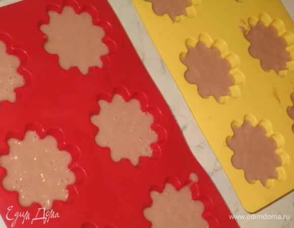 Смазать формочки растительным маслом…разлить тесто, оставив место для подъема и поставить в духовой шкаф, предварительно разогретый до 180-200 градусов. Если формочки небольшие – минут на 30, если форма побольше – минут на 40