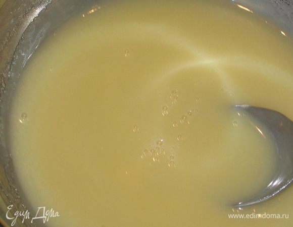 Получается глянцевый соус, похожий на сгущенное молоко