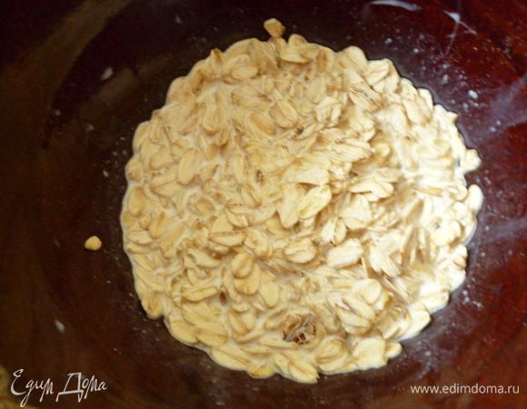 Овсяные хлопья замочить в сливках.