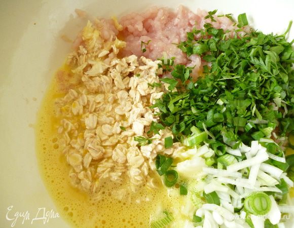 Приготовить фарш:куриное филе пропустить через мясорубку,Добавить натертый чеснок,мелко нарезанную зелень,слегка взбитые яйца,овсяные хлопья со сливками,посолить,поперчить и хорошо перемешать.Поставить в холодильник.