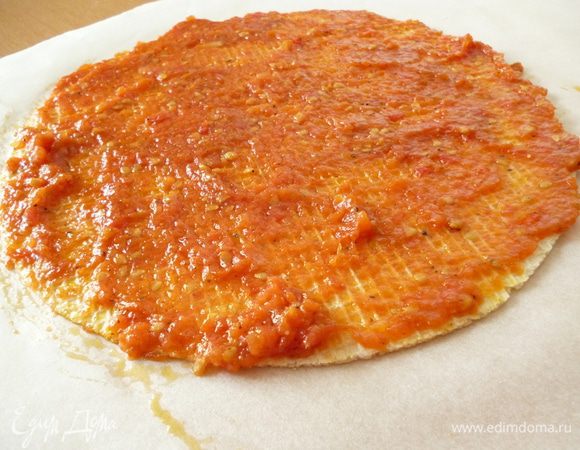 Теперь берем вафельный корж,выкладываем его на пергамент и наносим по всей поверхности помидорную массу.