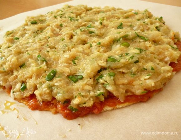 Затем поверх помидорного слоя равномерно распределяем фарш.Взбиваем с помощью вилки яйцо со сметаной и поверх фарша распределяем пару столовых ложек этой смеси.