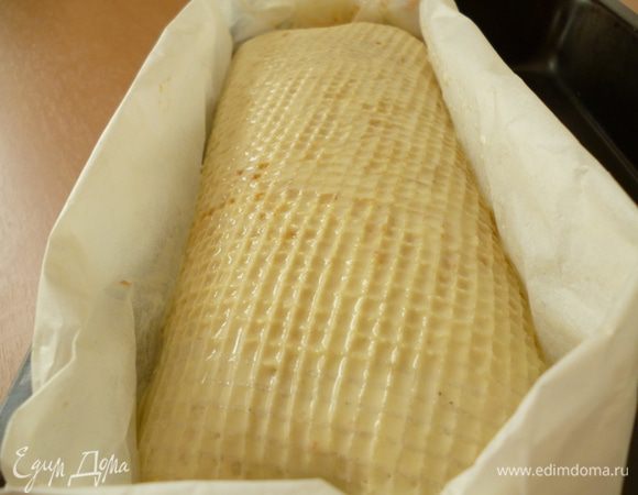 С помощью кисточки хорошо смазываем поверхность и бока рулета сметанно-яичной смесью.Запекаем при 160градусах в течении 50 минут.Во время запекания смажьте еще 1-2раза поверхность рулета .Готовый рулет достаем из духовки,накрываем полотенцем и даем постоять минут 15-20.Вкусно и в теплом и в холодном виде.Приятного вам аппетита!