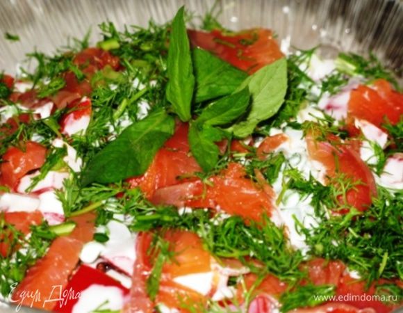 Огурцы нарезаем некрупно, помидоры на четвертинки. 2\3 выкладываем первым слоем. Смазываем 2 ст.л. йогурта.
Рыбу нарезаем небольшими лепестками. Половину выкладываем на овощи. Авокадо некрупно. 1\3огурцов, помидор. Выкладываем и смазываем йогуртом. Оставшаяся рыба. 2ст.л. йогурта, зелень, лук, можно немного свежемолотого перца. Подаем. Приятного аппетита!