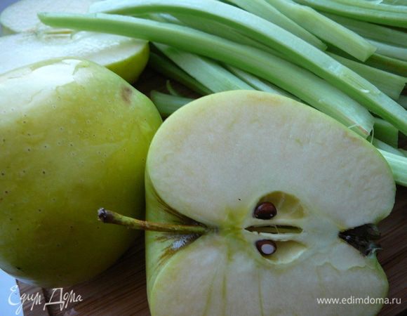 Яблоки и ревень очистить.Нарезать кубиками.