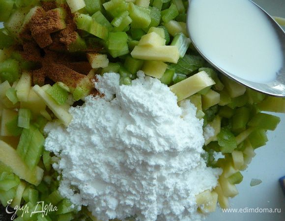 Смешать с сахарной пудрой,сливками и корицей.Перемешать и отставить в сторону.