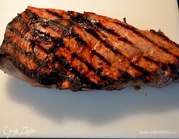 Готовить будем в духовке режим гриля или просто в духовке при тем-ре 200гр.В режиме гриля примерно каждую сторону по 8-10мин.
Достанем говядину из маринада, выкладываем на противень или на ребра гриля и готовим.